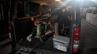 独立1年の振り返り記事に掲載した、車に積んだバイク